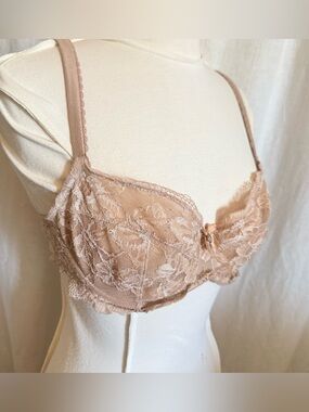 Victoria’s Secret very sexy underwire Sheer Lace Underwire Bra Nude Blush 36C